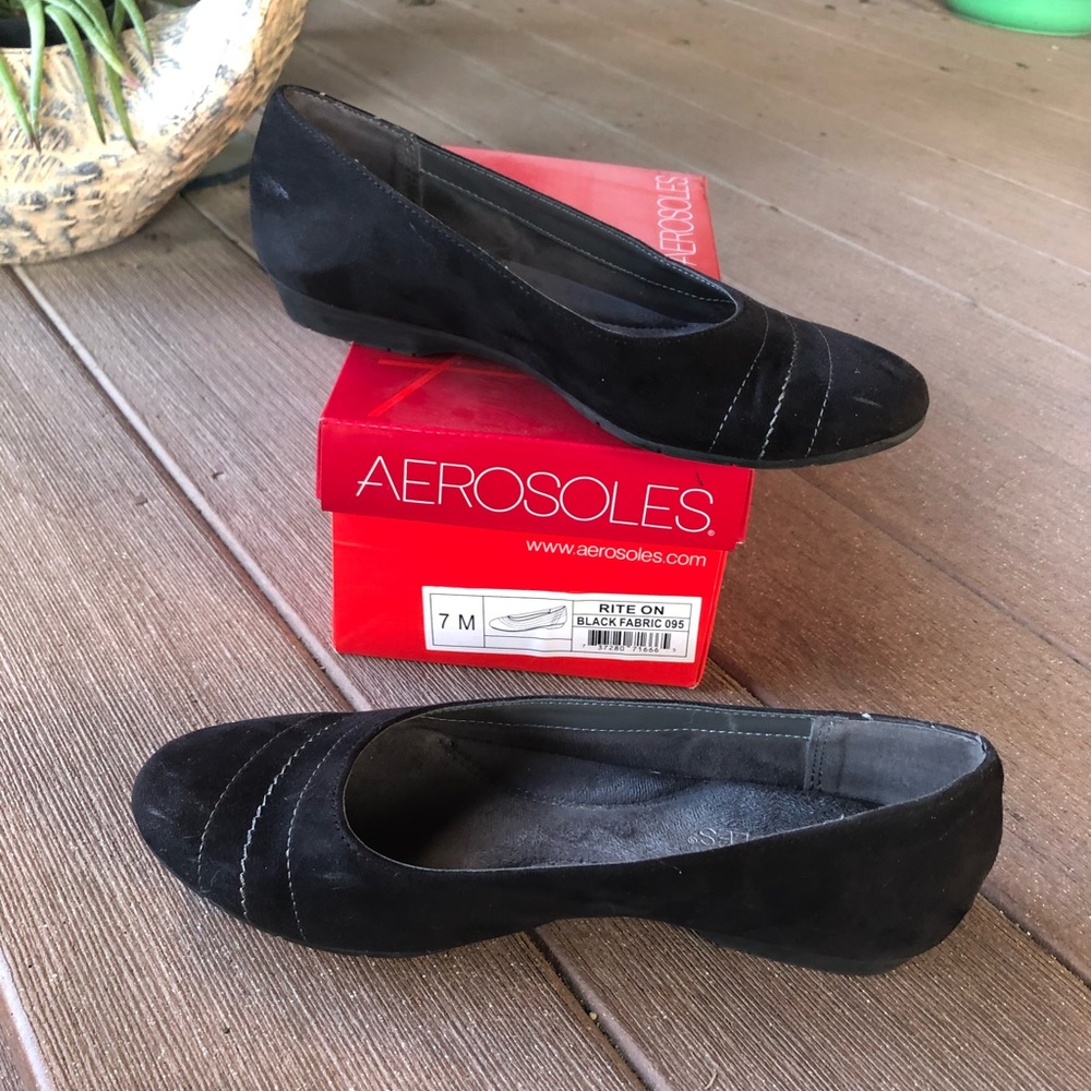 Dressy flat with decorative stitching